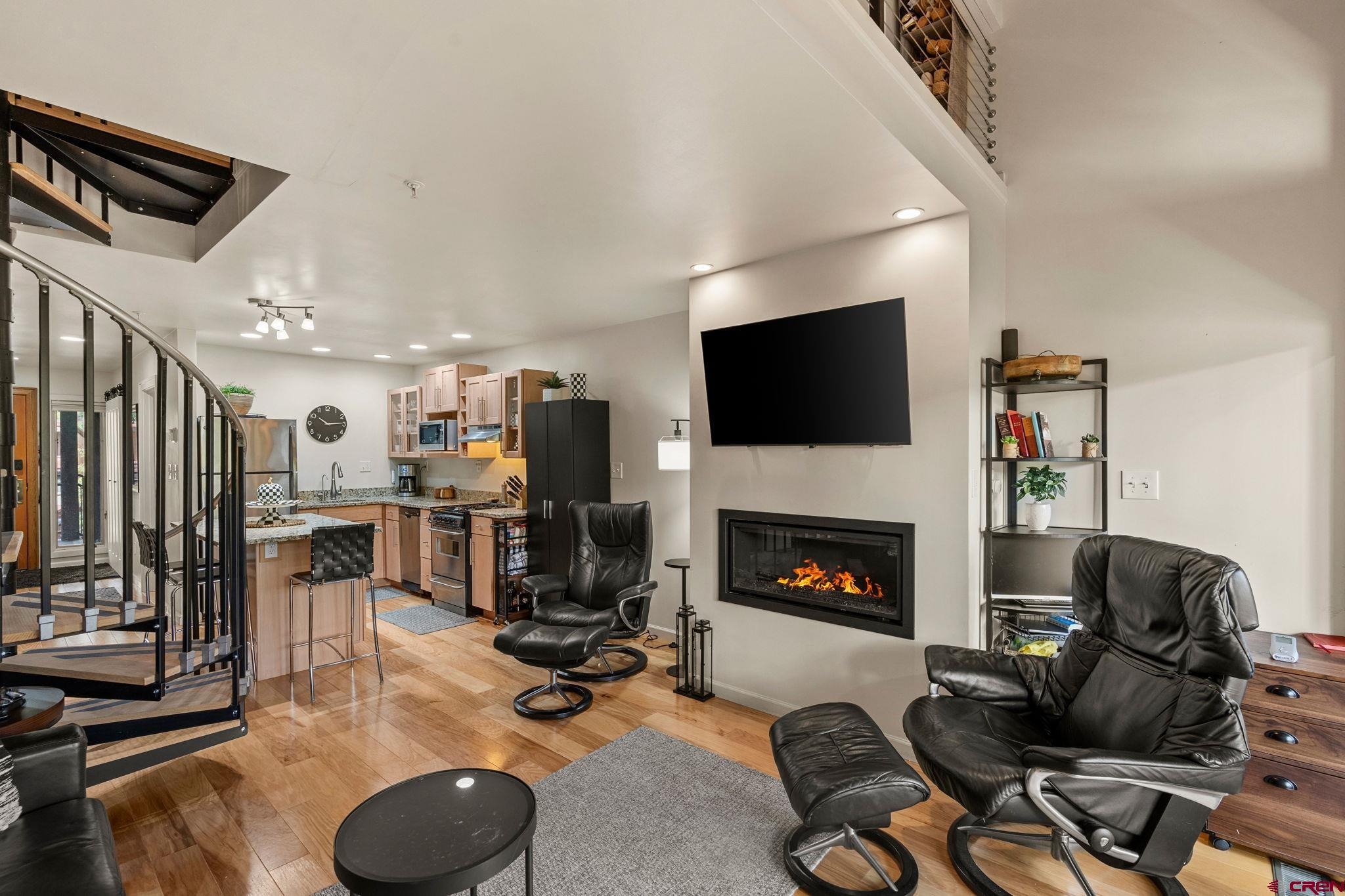 961 N Tamarron