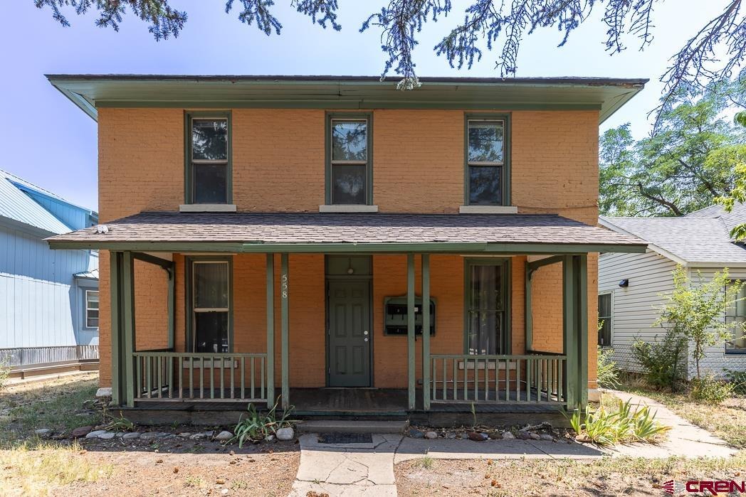 558 E 4th