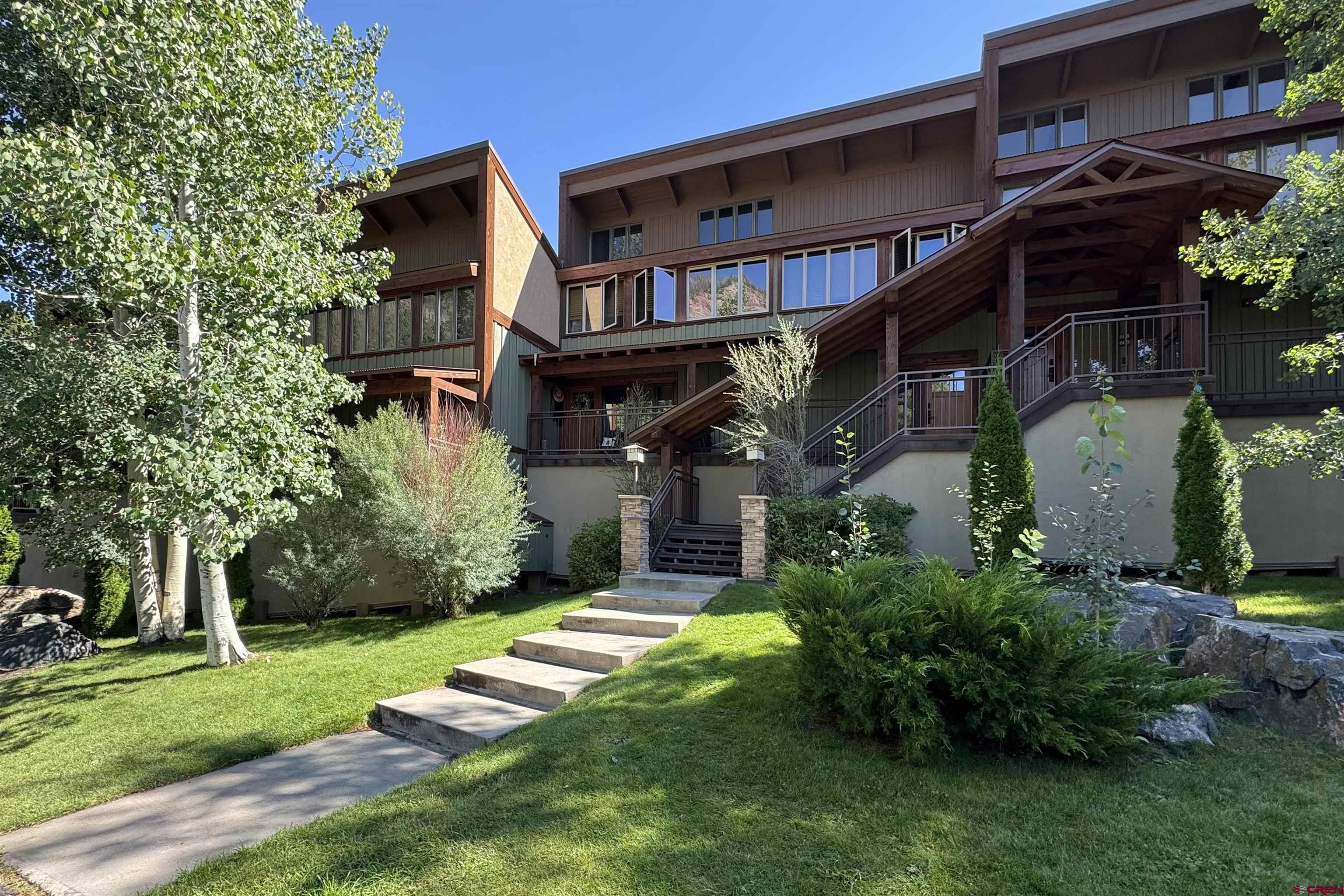 961 N Tamarron