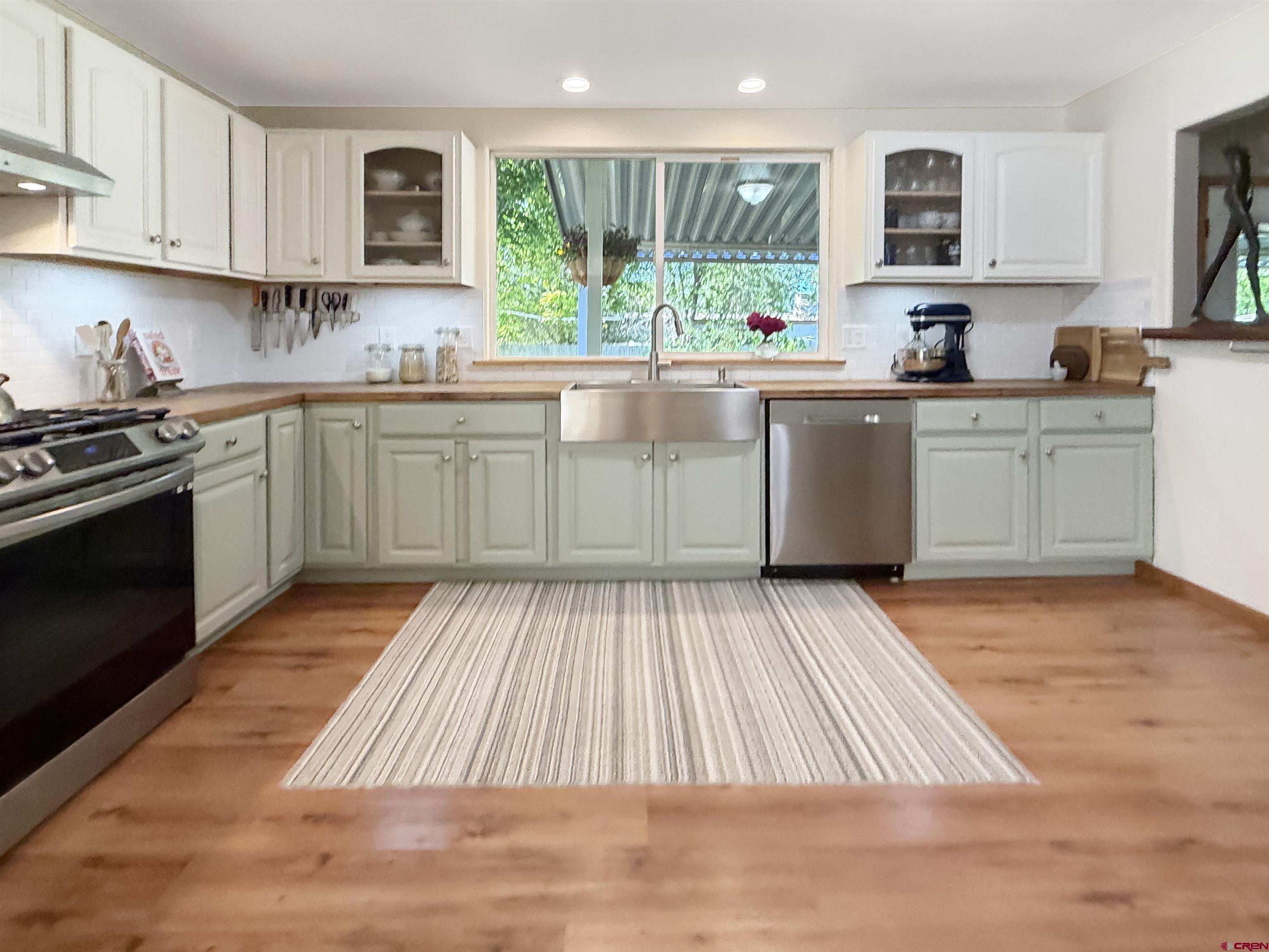 576 W 6th