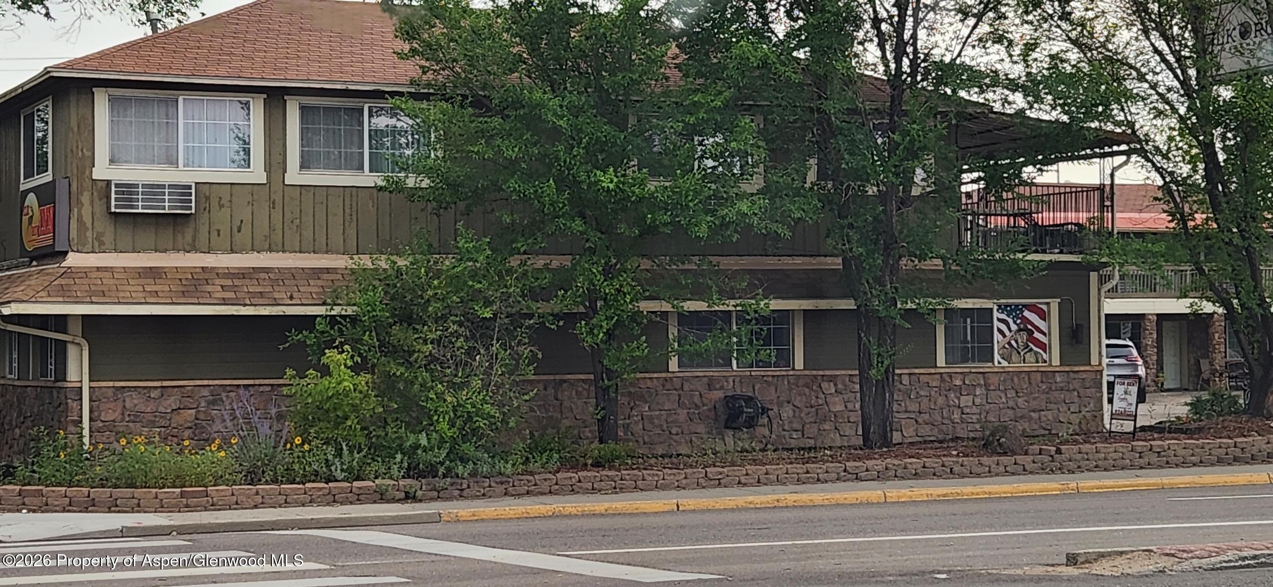 627 W Victory Way