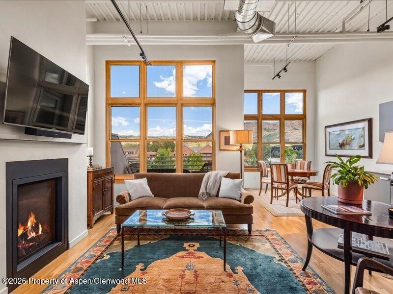 231 Robinson Street 318