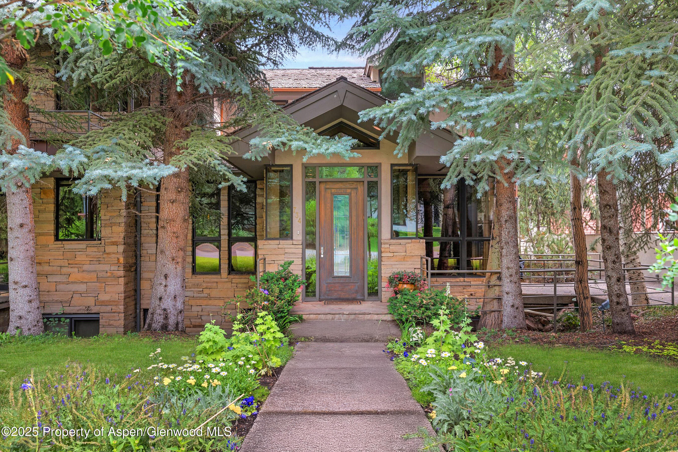 734 W Smuggler Street