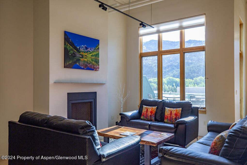 231 Robinson Street 330