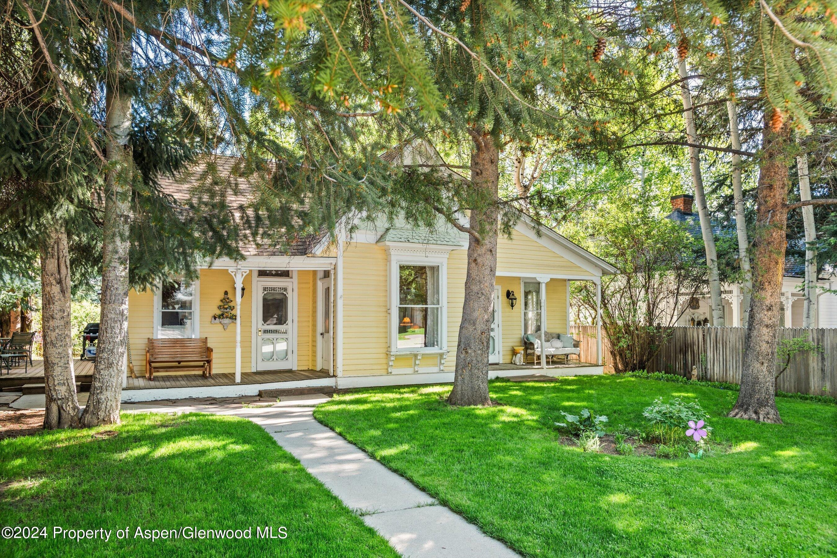 406 W Smuggler Street