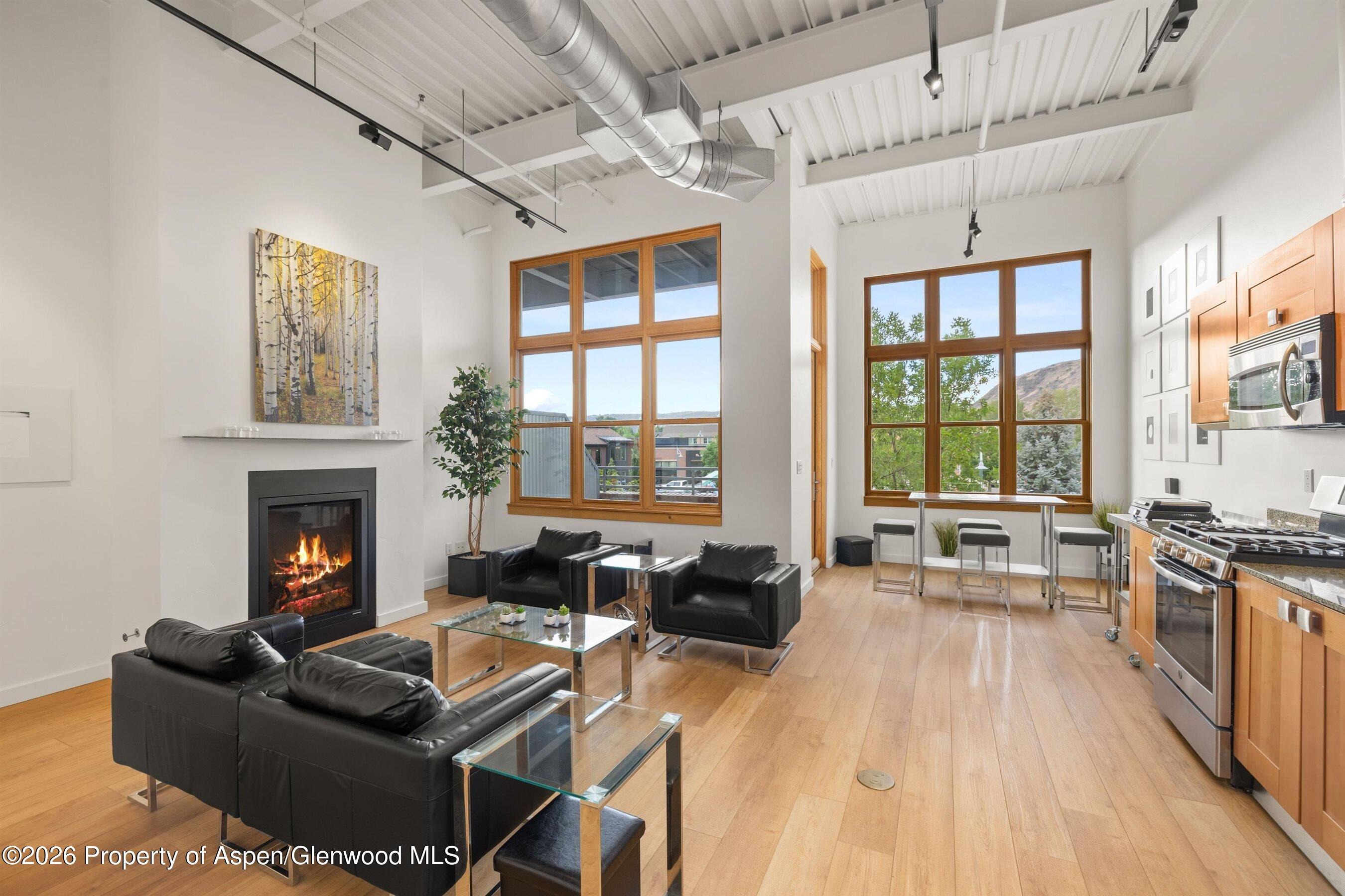 231 Robinson Street 218