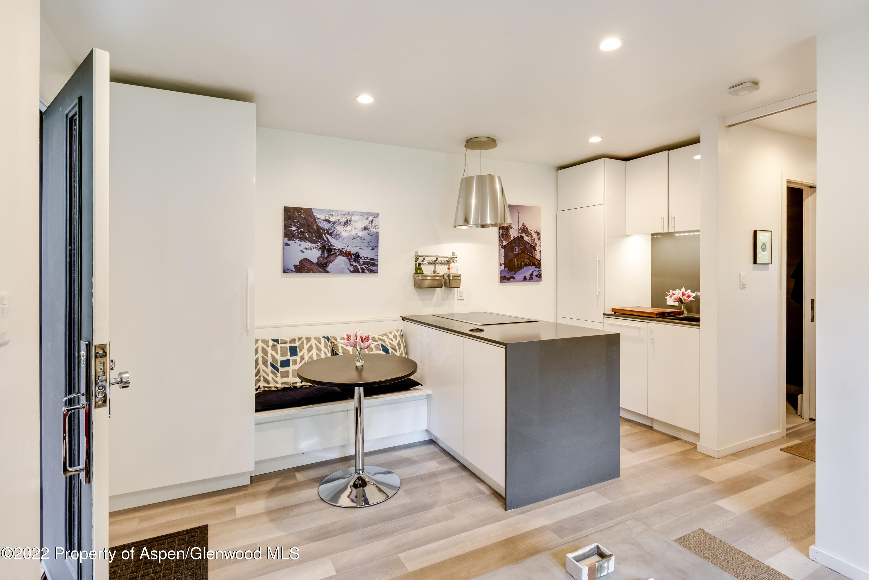 700 W Hopkins Avenue 6