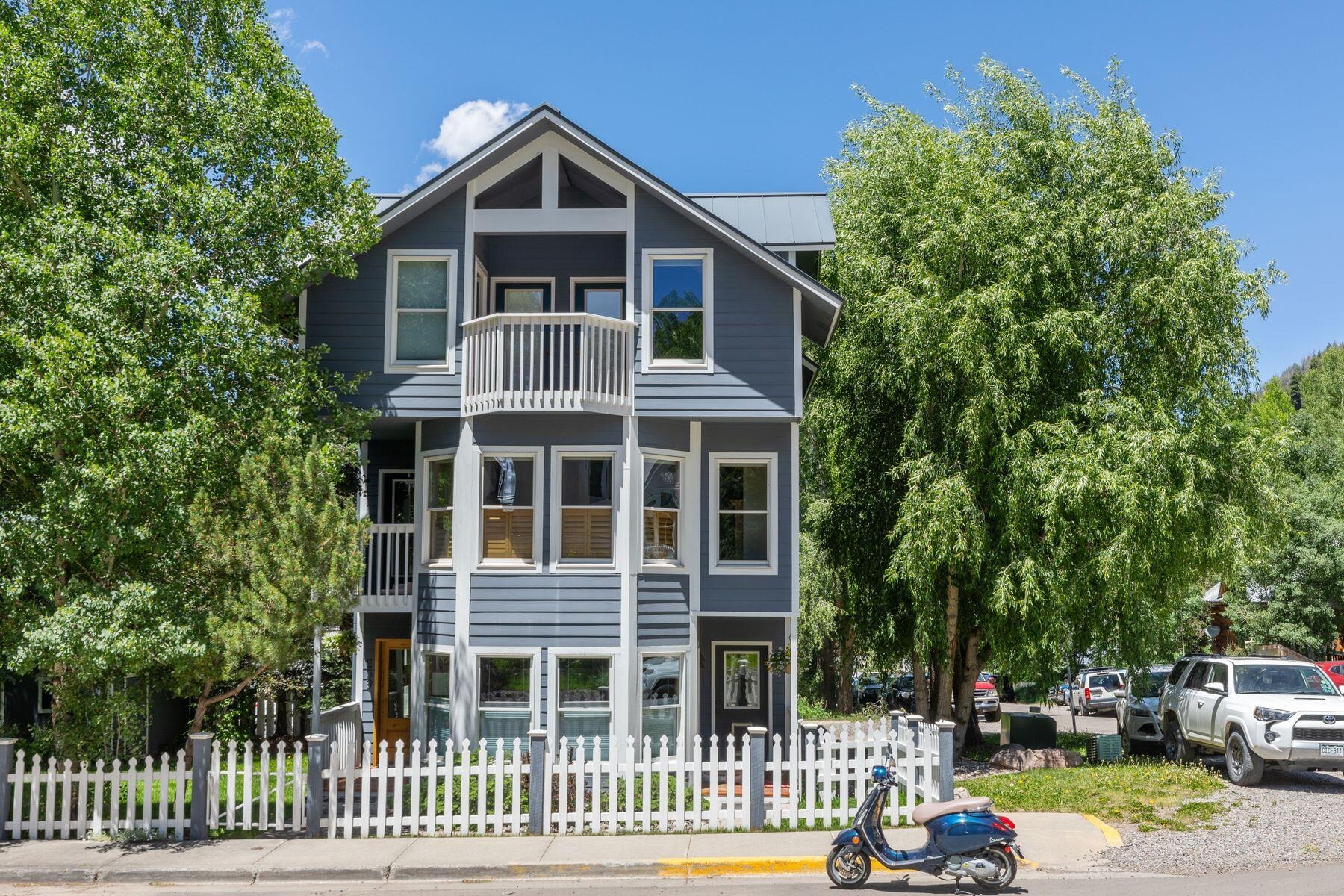 239 N Davis Street