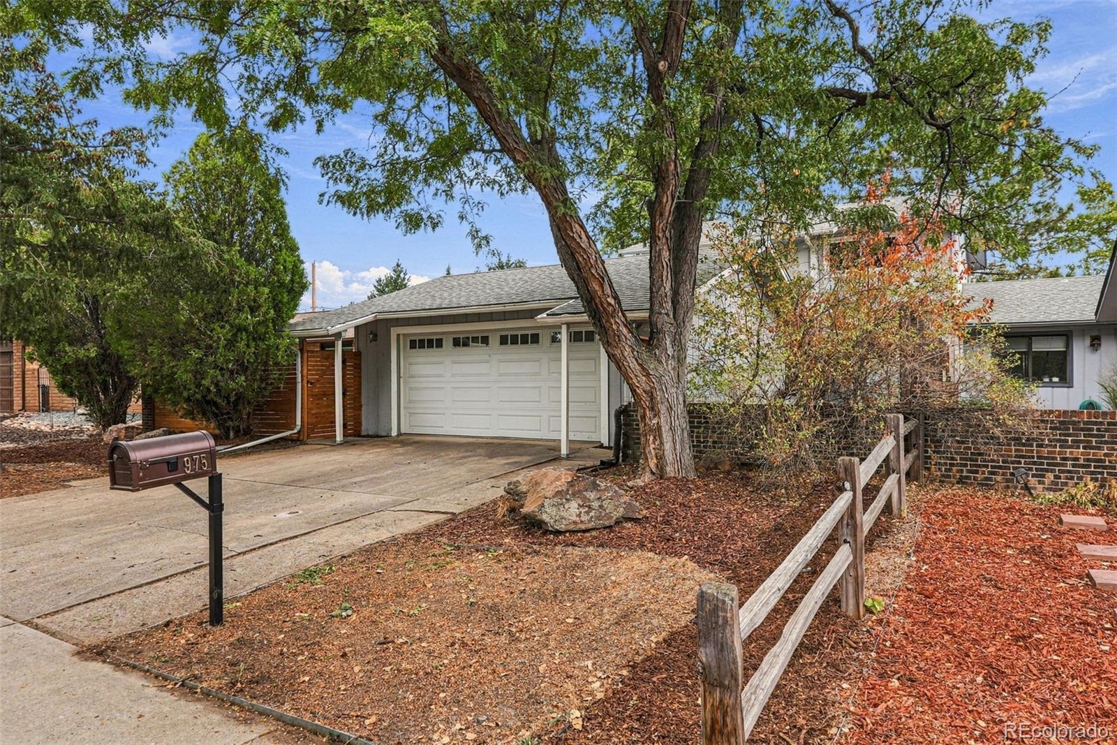 975 Roxwood Lane