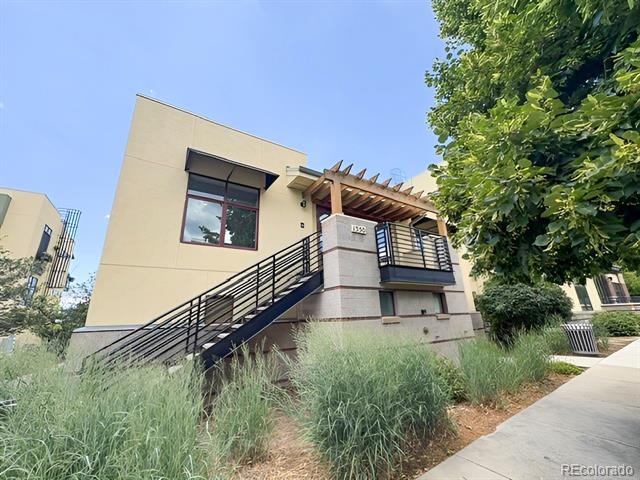1350 Rosewood Avenue