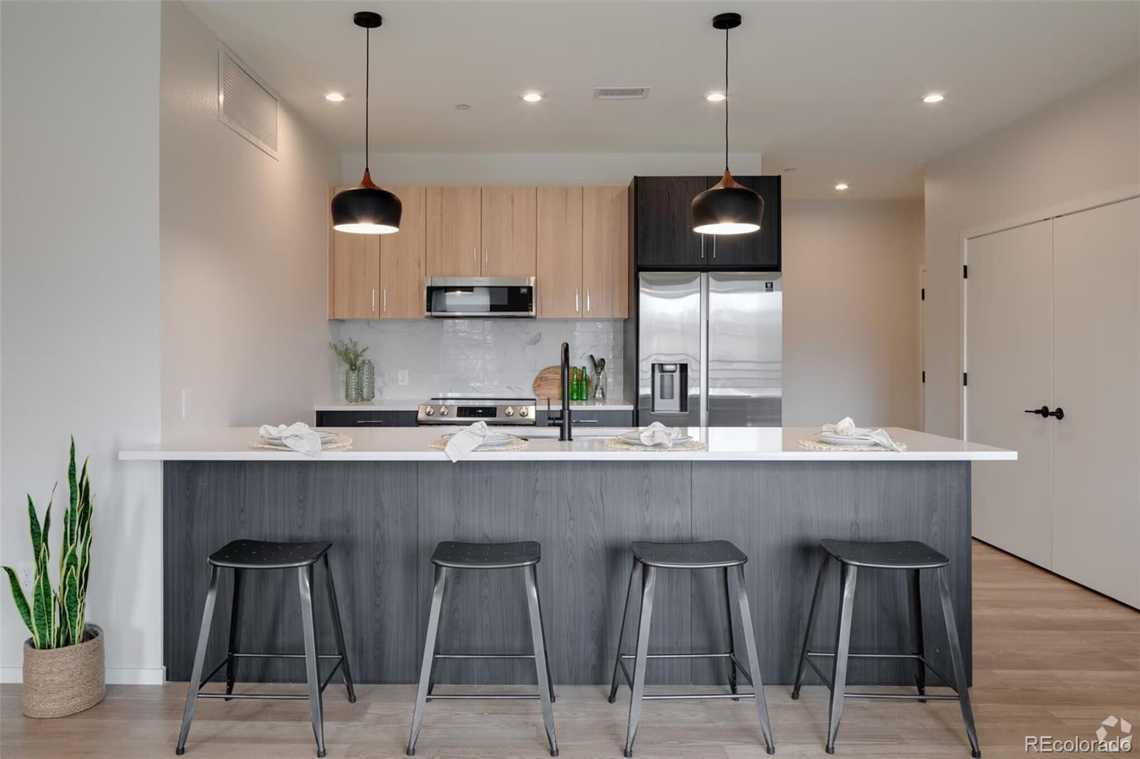 2049 S Columbine