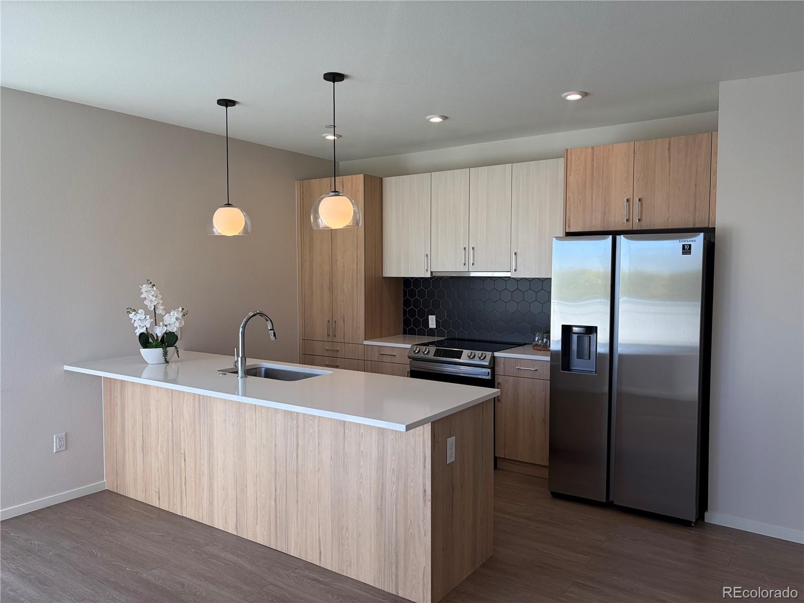 2049 S Columbine